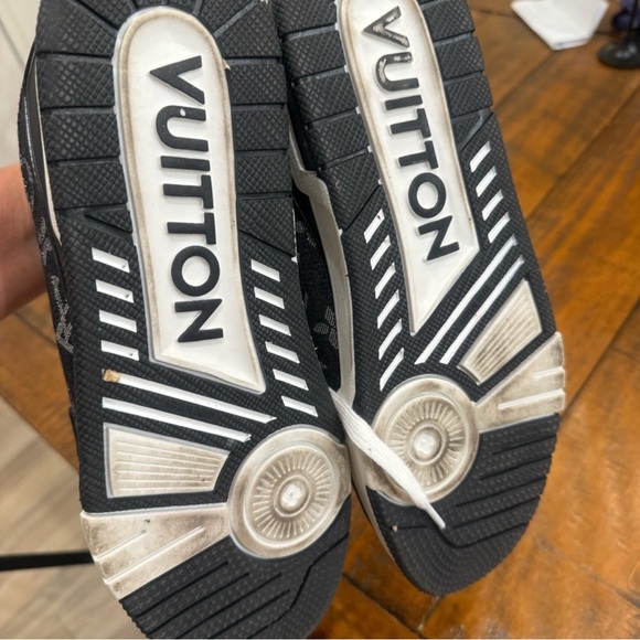 Louis Vuitton casual comfortable sneaker - Picture 3 of 4